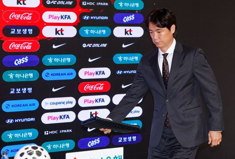 홍명보 감독이 16일 오후 서울 종로구 KT온마당에서 열린 2026 FIFA 북중미 월드컵 대한민국 축구국가대표팀 최종 명단 발표 기자회견에 입장하고 있다. 2026.5.16 ⓒ 뉴스1 안은나 기자