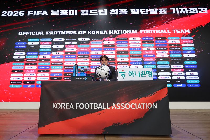 홍명보 감독이 16일 오후 서울 종로구 KT온마당에서 2026 FIFA 북중미 월드컵 대한민국 축구국가대표팀 최종 명단 발표를 마친 뒤 취재진 질문에 답하고 있다. 2026.5.16 ⓒ 뉴스1 안은나 기자