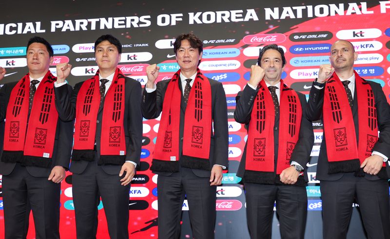 홍명보 감독을 비롯한 대한민국 축구국가대표팀 코칭스태프들이 16일 오후 서울 종로구 KT온마당에서 2026 FIFA 북중미 월드컵 최종 명단 발표 기자회견을 마친 뒤 기념 촬영을 하고 있다. 2026.5.16 ⓒ 뉴스1 안은나 기자