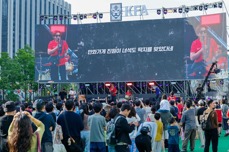 윤도현밴드(YB)가 16일 오후 서울 종로구 광화문광장에서 2026 FIFA 북중미 월드컵 대한민국 축구국가대표팀 최종 명단 발표를 기념해 치어링 콘서트를 펼치고 있다. 2026.5.16 ⓒ 뉴스1 안은나 기자