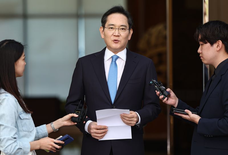 이재용 삼성전자 회장이 16일 서울 강서구 서울김포비즈니스항공센터로 귀국하며 입장을 밝히고 있다. 2026.5.16 ⓒ 뉴스1 김도우 기자