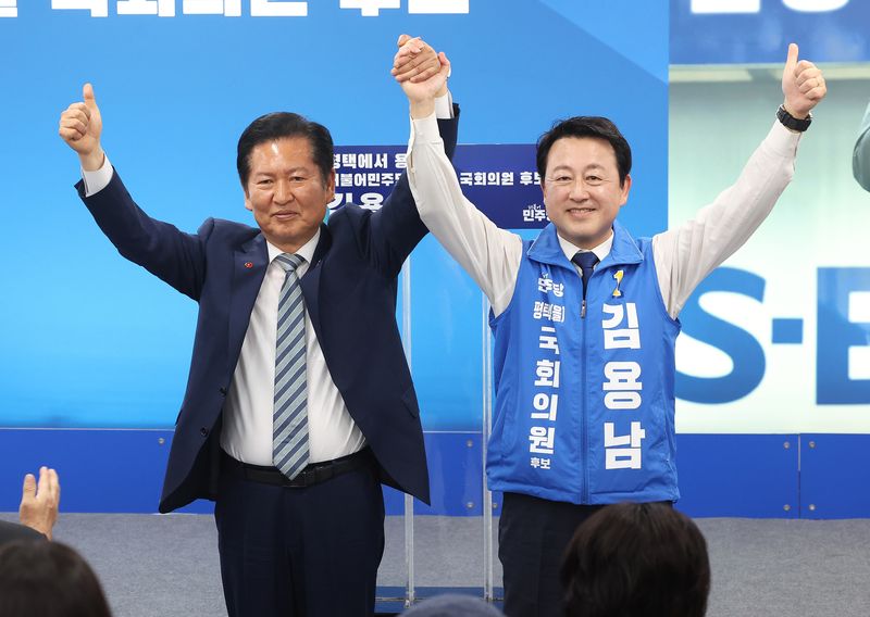 김용남 더불어민주당 경기 팽택을 국회의원 후보가 15일 경기 평택시 안중읍 선거사무소에서 열린 개소식에서 정청래 대표와 함께 기념촬영을 하고 있다. (공동취재) 2026.5.16 ⓒ 뉴스1 김영운 기자