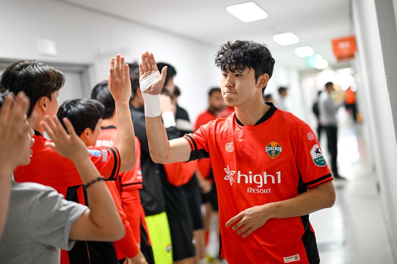 [서울=뉴시스]월드컵 최종 명단 든 K리그1 강원 수비수 이기혁. (사진=강원FC 제공)