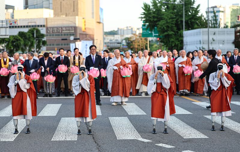 로봇스님(석자, 가비, 모희, 니사)들이 불기 2570년 부처님오신날을 앞둔 16일 서울 흥인지문 앞에서 연등회 행렬을 준비하고 있다. 2026.5.16 ⓒ 뉴스1 김도우 기자