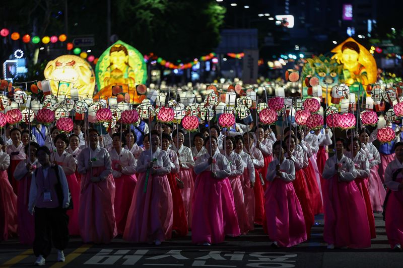 불기 2570년 부처님오신날을 앞두고 16일 저녁 서울 종로구 보신각 사거리 앞을 '연등회' 행렬이 지나고 있다. 2026.5.16 ⓒ 뉴스1 김도우 기자