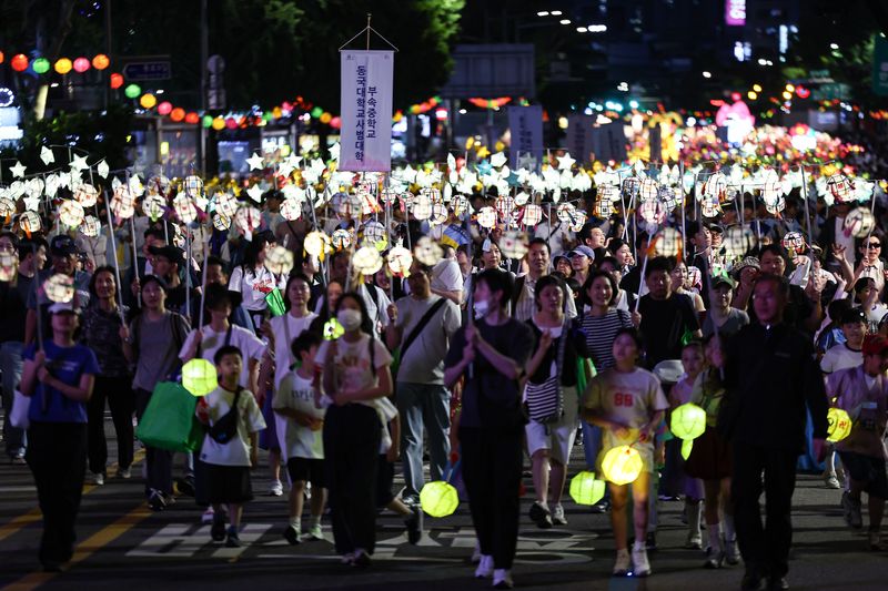 불기 2570년 부처님오신날을 앞두고 16일 저녁 서울 종로구 보신각 사거리 앞을 '연등회' 행렬이 지나고 있다. 2026.5.16 ⓒ 뉴스1 김도우 기자