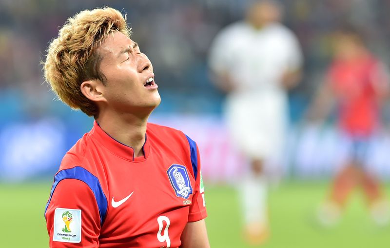 【포르투 알레그레(브라질)=뉴시스】박영태 기자 = 23일 오전(한국시간) 브라질 포르투 알레그레의 베이라-리우 스타디움에서 열린 ‘2014브라질월드컵’ 한국 축구국가대표팀과 알제리 축구국가대표팀의 H조 경기에서 한국 손흥민이 슈팅을 날린후 골대를 빗나가자 아쉬워 하고 있다.알제리에 패해 승점 추가에 실패한 축구국가대표팀은 27일 상파울루의 아레나 데 상파울루 스타디움에서 벨기에와 마지막 3차전 경기를 갖는다. 2014.06.23. since1999@newsis.com
