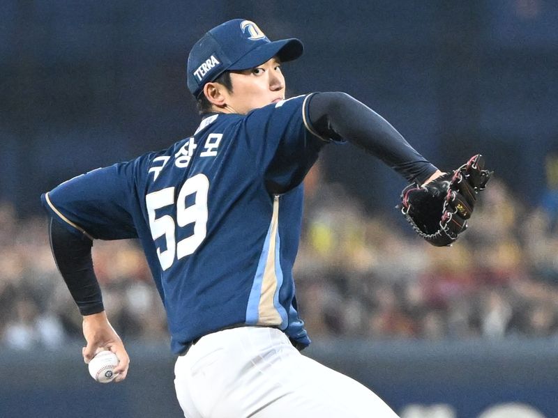 [광주=뉴시스] 이현행 기자 = 3일 오후 광주 북구 광주-기아챔피언스필드에서 열린 2026 신한 SOL KBO리그 NC다이노스 대 KIA타이거즈의 경기, 1회 말 NC 선발 구창모가 역투하고 있다. 2026.04.03. lhh@newsis.com