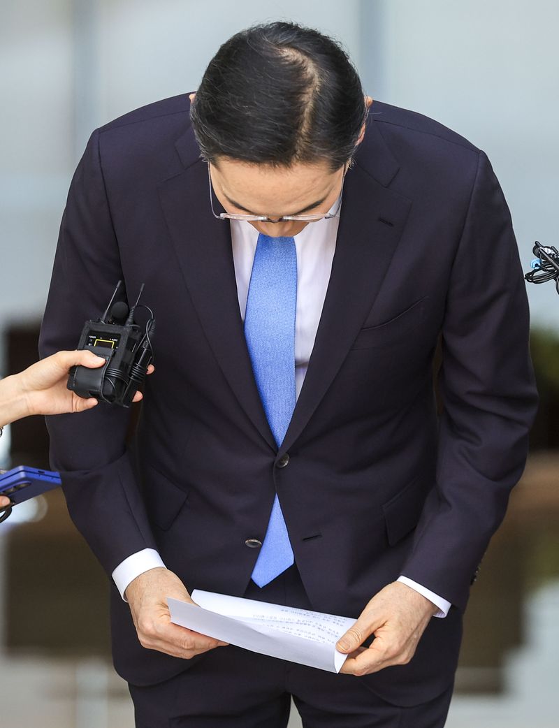 [서울=뉴시스] 정병혁 기자 = 이재용 삼성전자 회장이 16일 서울 강서구 김포비즈니스항공센터로 귀국하며 취재진 앞에서 총파업이 예고된 노사 현안과 관련해 입장을 밝히며 머리를 숙여 사죄 인사를 하고 있다. 2026.05.16. jhope@newsis.com