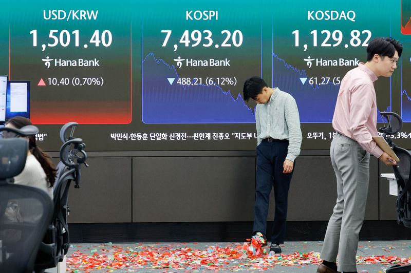 코스피가 장중 사상 처음으로 8000을 돌파했다가 7500선 이하로 급락하며 마감한 15일 오후 서울 중구 하나은행 본점 딜링룸에서 딜러들이 코스피 8천 돌파를 축하하며 뿌렸던 색종이를 치우고 있다. 2026.5.15 ⓒ 뉴스1 안은나 기자