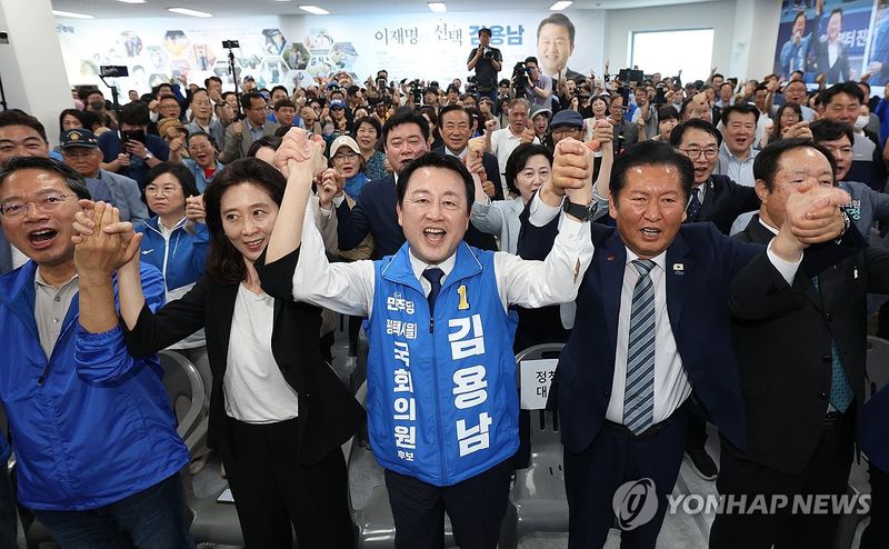 평택을 국회의원 재선거 김용남 후보 선거사무소 개소식 (출처=연합뉴스)