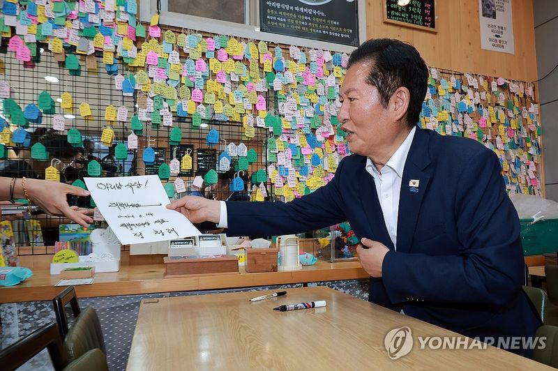 서명 전달하는 민주당 정청래 총괄상임선대위원장 (출처=연합뉴스)