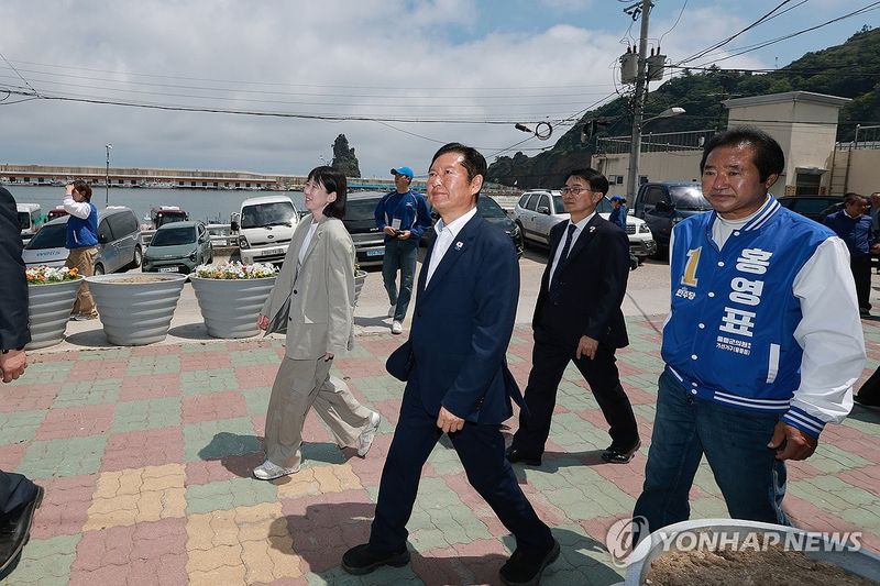 울릉군 저동 상점가 돌아보는 민주당 정청래 총괄상임선대위원장 (출처=연합뉴스)