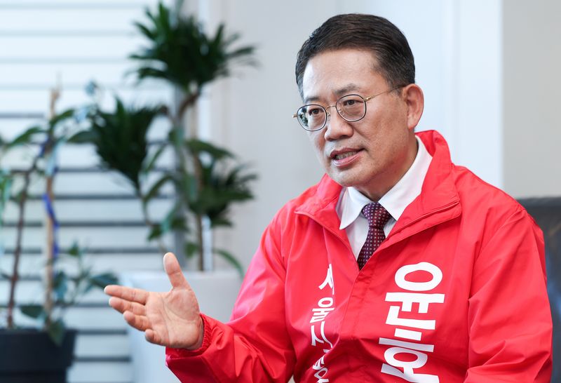 윤호상 서울시교육감 예비후보가 13일 서울 중구 선거사무소에서 뉴스1과 인터뷰를 하고 있다. ⓒ 뉴스1 임지훈 인턴기자