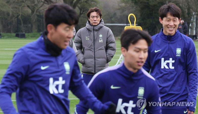 훈련 지켜보는 홍명보 감독. 사진=연합뉴스