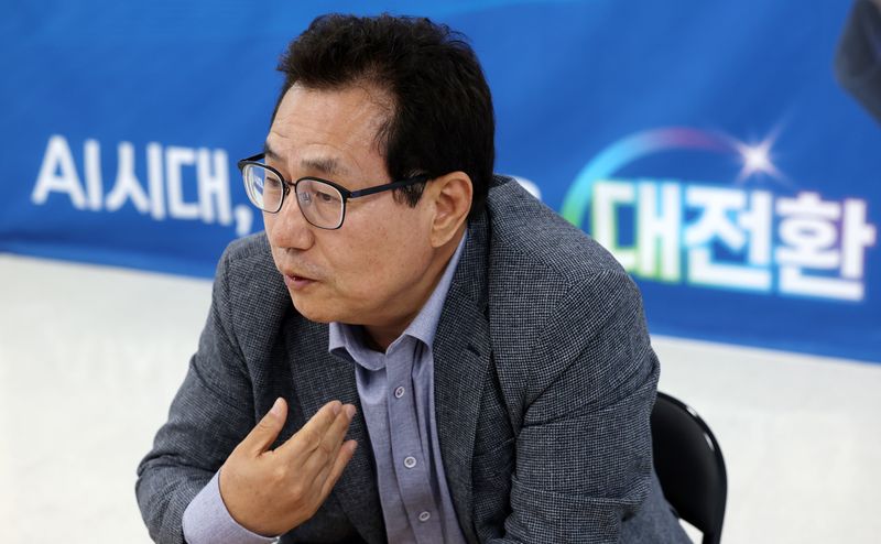 [서울=뉴시스] 조성우 기자 = 한만중 서울시교육감 예비후보가 13일 서울 마포구 선거사무소에서 뉴시스와 인터뷰를 하고 있다. 2026.05.17. xconfind@newsis.com