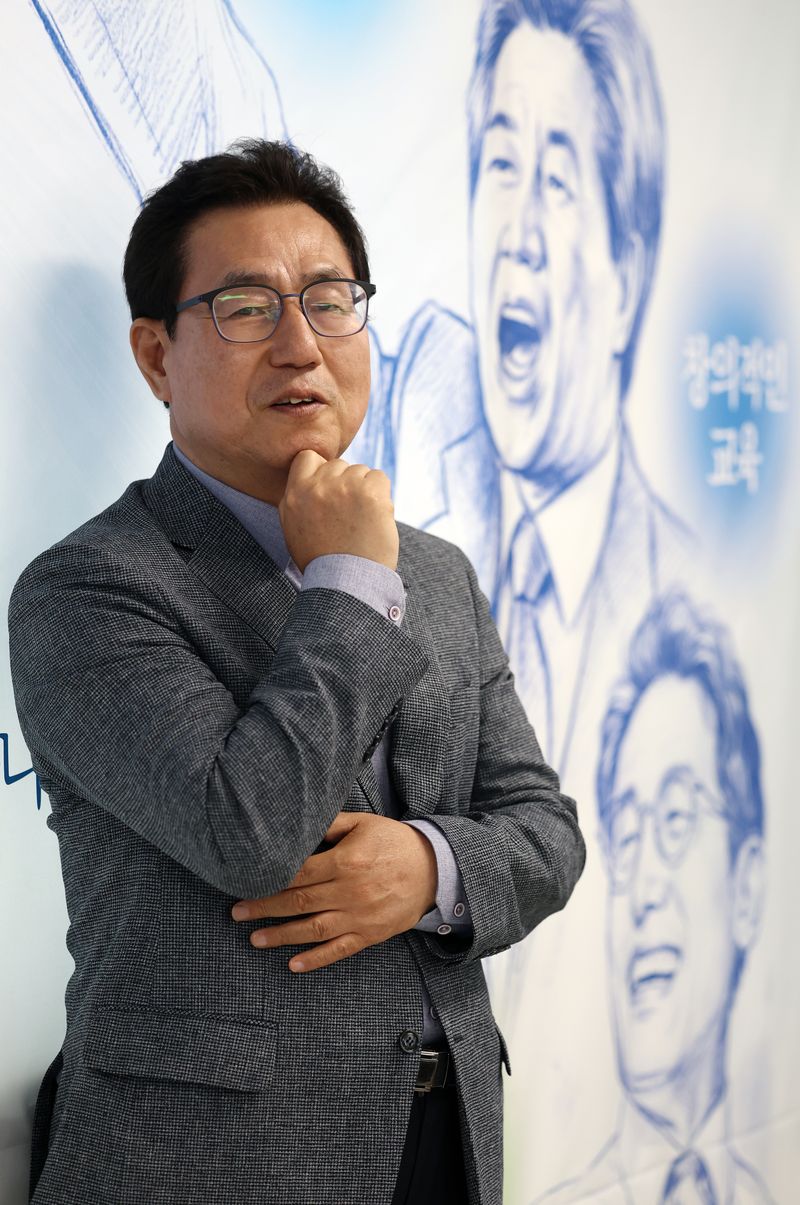 [서울=뉴시스] 조성우 기자 = 한만중 서울시교육감 예비후보가 13일 서울 마포구 선거사무소에서 뉴시스와 인터뷰 전 포즈를 취하고 있다. 2026.05.17. xconfind@newsis.com
