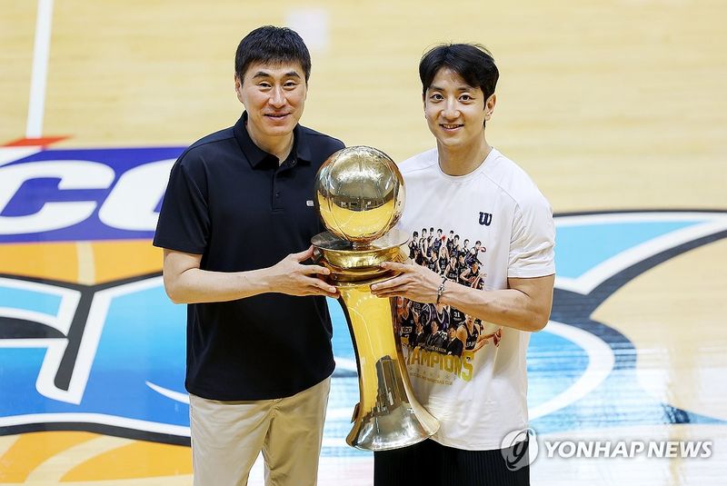 우승컵 들어올리는 이상민 감독과 허훈 (출처=연합뉴스)
