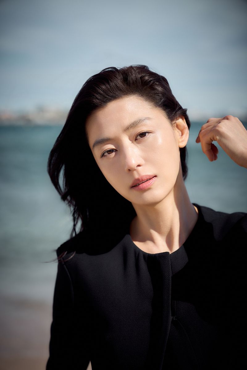 제79회 칸 국제영화제가 열리고 있는 16일(현지시간) 프랑스 남부 소도시 칸 팔레 데 페스티발(Palais des Festivals) 한국영화진흥위원회 부스 인근 크루아제트 해변에서 열린 영화 ‘군체’ 출연진 화보 촬영에서 배우 전지현이 포즈를 취하고 있다. 쇼박스 제공