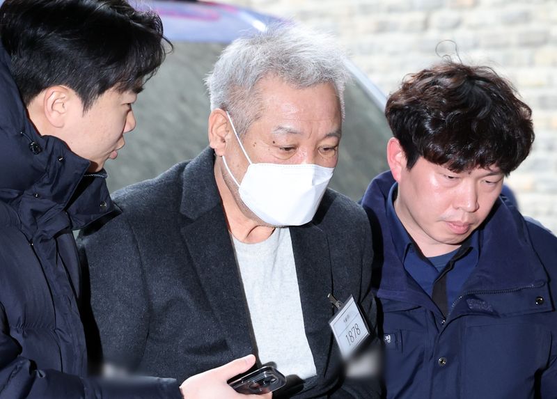 [서울=뉴시스] 조성우 기자 = 오는 21일 서울고법 형사13부(고법판사 김무신·이우희·유동균)는 특정범죄가중처벌법상 알선수재 및 정치자금법 위반 혐의를 받는 '건진법사' 전성배씨의 항심 선고기일을 진행한다. 사진은 전씨가 지난 1월 19일 오전 서울 서초구 관봉권 띠지 분실 의혹을 수사하는 안권섭 상설특검팀 사무실에 참고인 신분으로 출석하는 모습. 2026.01.19. xconfind@newsis.com