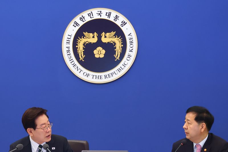 [서울=뉴시스] 고범준 기자 = 사진은 이재명 대통령이 지난달 28일 청와대에서 열린 국무회의 겸 비상경제점검회의에서 발언하고 있는 모습. 오른쪽은 구윤철 경제부총리 겸 재정경제부 장관. (청와대통신사진기자단) 2026.04.28. bjko@newsis.com