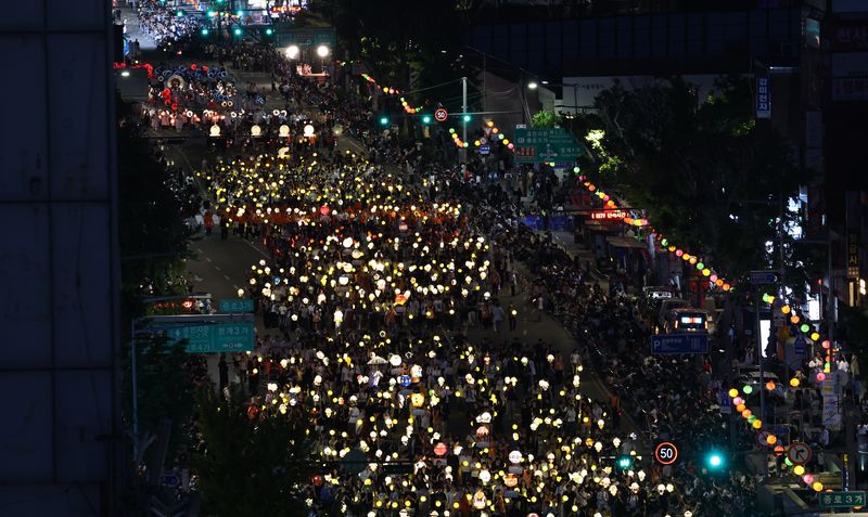 [서울=뉴시스] 김명년 기자 = 부처님오신날을 앞둔 16일 오후 서울 종로 일대에서 연등행렬이 이어지고 있다. 2026.05.16. kmn@newsis.com