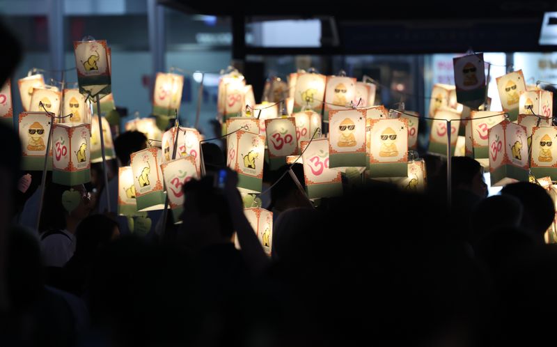 [서울=뉴시스] 김명년 기자 = 부처님오신날을 앞둔 16일 오후 서울 종로 일대에서 연등행렬이 이어지고 있다. 2026.05.16. kmn@newsis.com