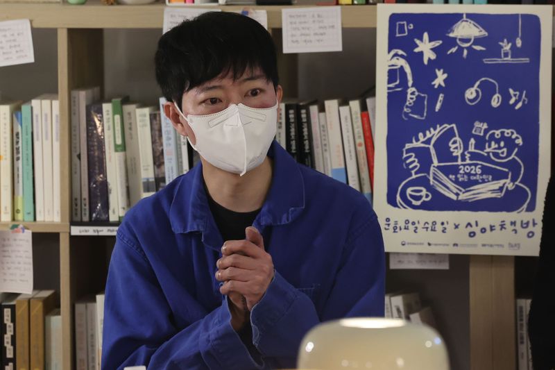 [서울=뉴시스] 권창회 기자 = 13일 서울 마포구 책방연희에서 '문화요일 수요일X심야책방' 지원사업의 일환으로 진행된 성동혁 시인과의 만남에서 성동혁 시인이 발언하고 있다. 2026.05.13. kch0523@newsis.com
