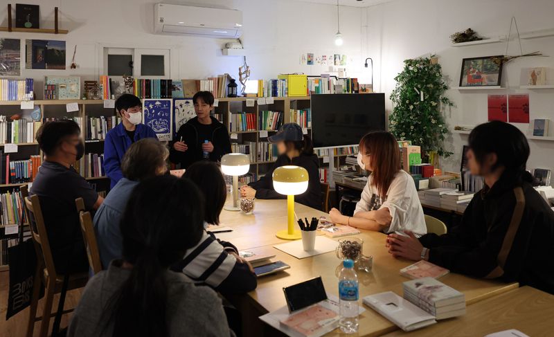 [서울=뉴시스] 권창회 기자 = 13일 서울 마포구 책방연희에서 '문화요일 수요일X심야책방' 지원사업의 일환으로 성동혁 시인과의 만남 행사가 진행되고 있다. 2026.05.13. kch0523@newsis.com