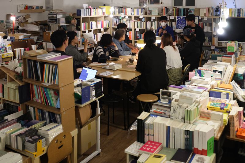 [서울=뉴시스] 권창회 기자 = 13일 서울 마포구 책방연희에서 '문화요일 수요일X심야책방' 지원사업의 일환으로 진행된 성동혁 시인과의 만남에서 성동혁 시인이 발언하고 있다. 2026.05.13. kch0523@newsis.com