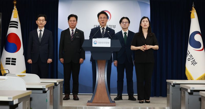 김민석 국무총리가 17일 서울 종로구 정부서울청사에서 삼성전자 파업 관련 대국민 담화를 하고 있다. 왼쪽부터 윤창렬 국무조정실장, 김영훈 고용노동부 장관, 김 총리, 김정관 산업통상부 장관. 2026.5.17 ⓒ 뉴스1 임세영 기자