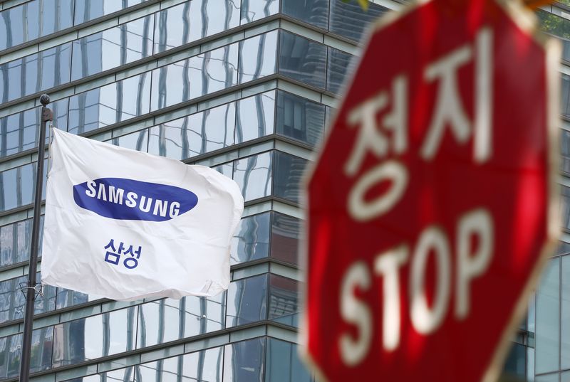 삼성전자 노사 협상이 사후조정에서도 합의점을 찾지 못해 총파업 위기가 고조되면서 정부의 긴급조정권도 거론되고 있는 가운데 지난13일 서울 서초구 삼성전자 본사 사옥에 걸린 삼성그룹 깃발이 바람에 펄럭이고 있다. 2026.5.13 ⓒ 뉴스1 김민지 기자