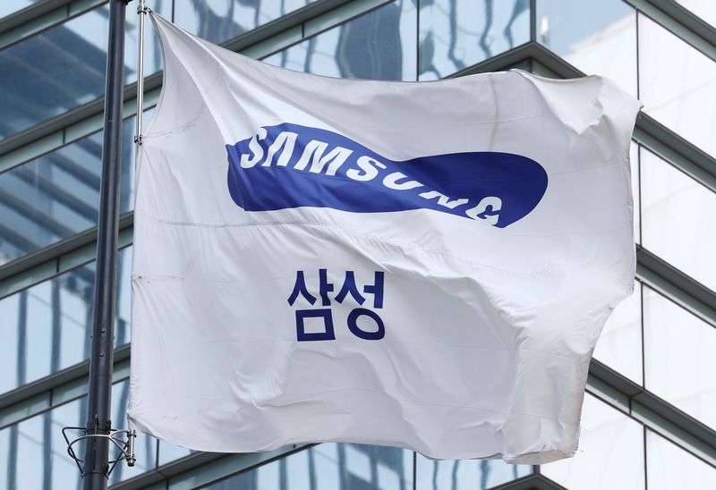 삼성전자 노사 협상이 사후조정에서도 합의점을 찾지 못해 총파업 위기가 고조되면서 정부의 긴급조정권도 거론되고 있는 가운데 지난 13일 서울 서초구 삼성전자 본사 사옥에 걸린 삼성그룹 깃발이 바람에 펄럭이고 있다. 2026.5.13 ⓒ 뉴스1 김민지 기자