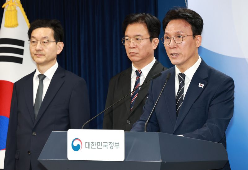 김민석 국무총리가 17일 서울 종로구 정부서울청사에서 삼성전자 파업 관련 대국민 담화를 하고 있다. 왼쪽부터 윤창렬 국무조정실장, 김영훈 고용노동부 장관, 김 총리. 2026.5.17 ⓒ 뉴스1 임세영 기자