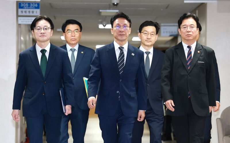 김민석 국무총리가 17일 서울 종로구 정부서울청사에서 삼성전자 파업 관련 대국민 담화를 하고 있다. 앞줄 왼쪽부터 김정관 산업통상부 장관, 김 총리, 김영훈 고용노동부 장관. 2026.5.17 ⓒ 뉴스1 임세영 기자