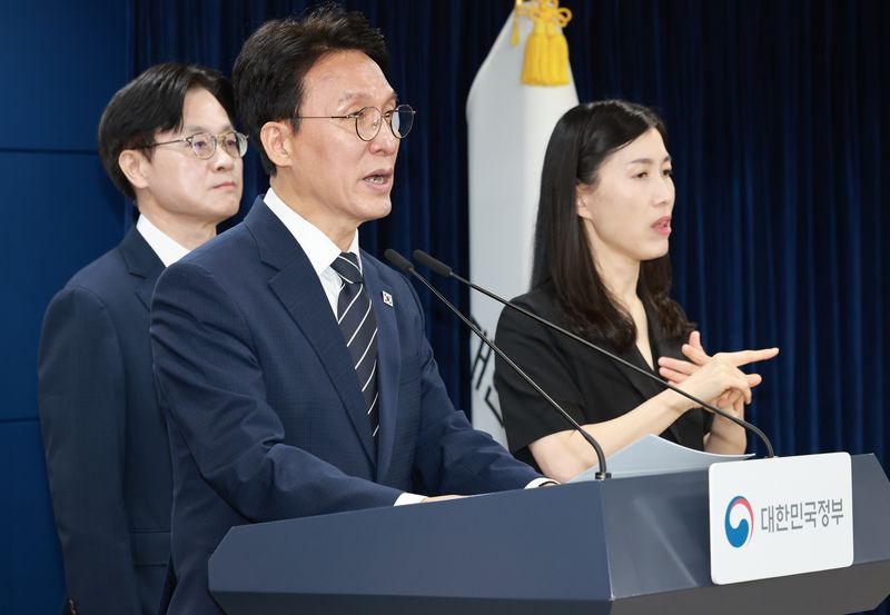 김민석 국무총리가 17일 서울 종로구 정부서울청사에서 삼성전자 파업 관련 대국민 담화를 하고 있다. 왼쪽부터 윤창렬 국무조정실장, 김영훈 고용노동부 장관, 김 총리, 김정관 산업통상부 장관. 2026.5.17 ⓒ 뉴스1 임세영 기자