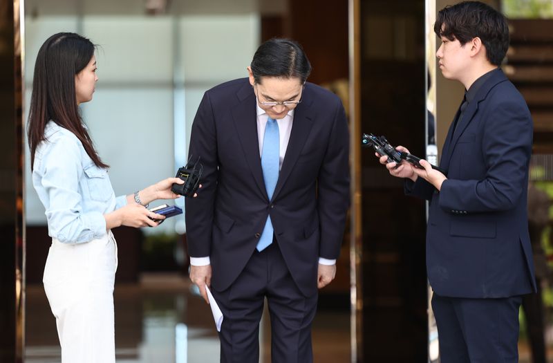 이재용 삼성전자 회장이 지난 16일 서울 강서구 서울김포비즈니스항공센터로 귀국하며 노조 파업에 대한 입장을 밝히던 중 고개숙여 사과하고 있다. 2026.5.16 ⓒ 뉴스1 김도우 기자