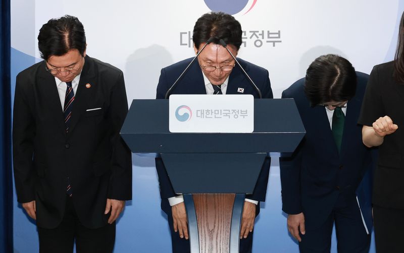 김민석 국무총리가 17일 서울 종로구 정부서울청사에서 삼성전자 파업 관련 대국민 담화를 마치고 고개 숙여 인사하고 있다. 왼쪽부터 김영훈 고용노동부 장관, 김 총리, 김정관 산업통상부 장관. 2026.5.17 ⓒ 뉴스1 임세영 기자