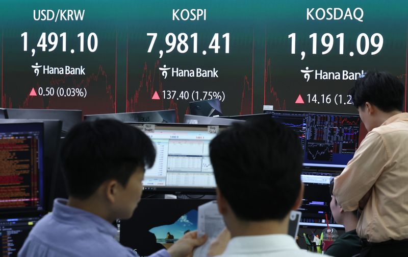 지난 14일 오후 서울 중구 하나은행 본점 딜링룸 전광판. 사진=뉴스1