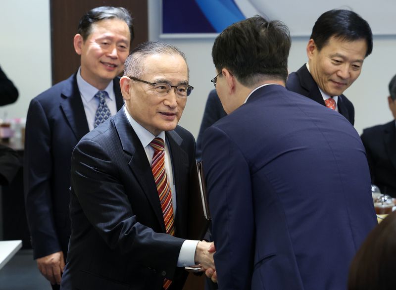 [서울=뉴시스] 이영환 기자 = 위성락 국가안보실장이 13일 오후 서울 중구 한국프레스센터에서 열린 편집인협회 초청 간담회에서 참석자들과 인사를 나누고 있다. 2026.05.13. 20hwan@newsis.com