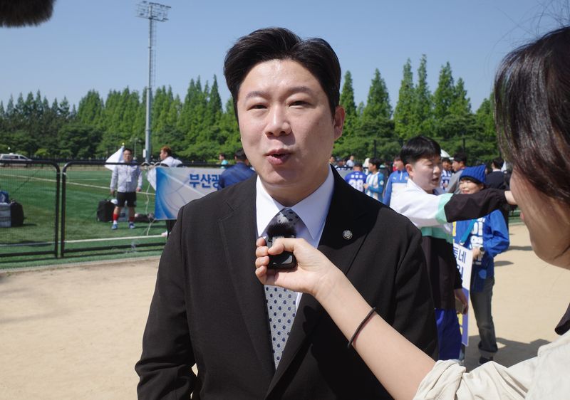 진종오 국민의힘 의원이 17일 부산 북구 화명생태공원에서 열린 북구축구협회장기 대회에 참석해 인터뷰를 하고 있다. 2026.05.17 ⓒ 뉴스1 김세정 기자