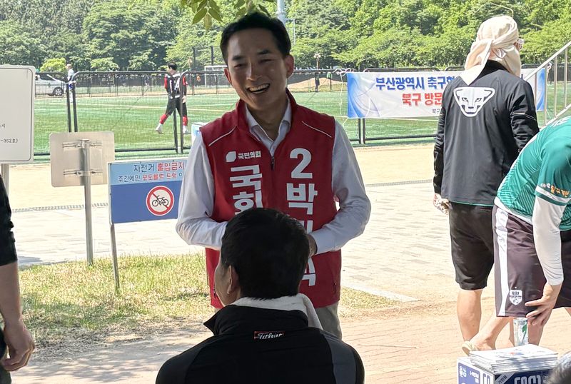 박민식 국민의힘 부산 북구갑 국회의원 보궐선거 후보가 17일 부산 북구 화명생태공원에서 열린 북구축구협회장기 대회 현장에서 주민들과 인사하고 있다. 2026.05.17 ⓒ 뉴스1 홍윤 기자