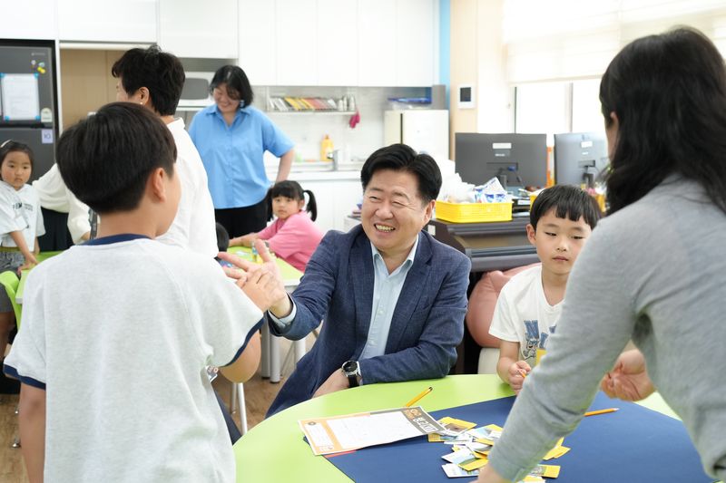 오영훈 제주도지사가 16일 성산초 초등주말돌봄센터 ‘꿈낭’을 찾아 아이들과 프로그램에 참여하고 있다. 꿈낭은 토·일요일 오전 9시부터 오후 5시까지 운영되며 긴나들이, 업사이클링 공예, 요리활동 등 아동 중심 프로그램을 제공한다. /사진=제주특별자치도 제공