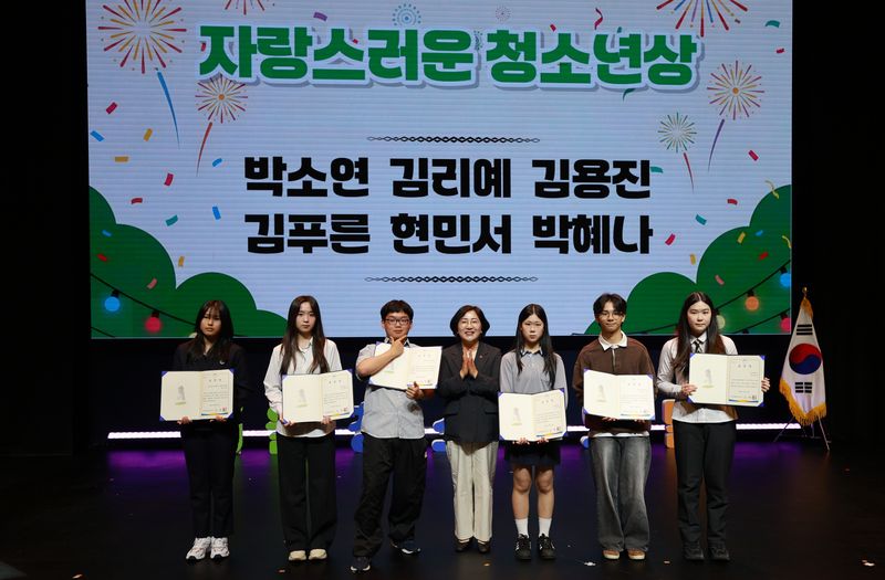 ‘2026년 5월 청소년의 달 기념행사’에서 자랑스러운 청소년상 수상자들이 상장을 들고 기념촬영을 하고 있다. 올해 수상자는 효행, 봉사, 장애, 예·체능, 과학기술, 문예 등 6개 부문에서 선정됐다. /사진=제주특별자치도 제공