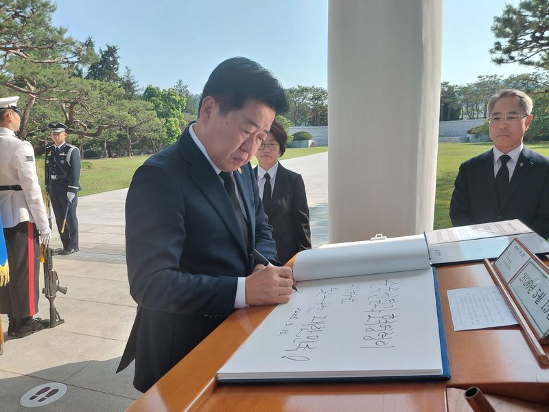 오영훈 제주도지사가 15일 국립서울현충원 현충탑을 참배하고 방명록을 작성하고 있다. 오 지사는 이날 6·25 전사자 유가족 찾기 사업 성과를 인정받아 국방부장관 기관감사패를 받았다. /사진=제주특별자치도 제공