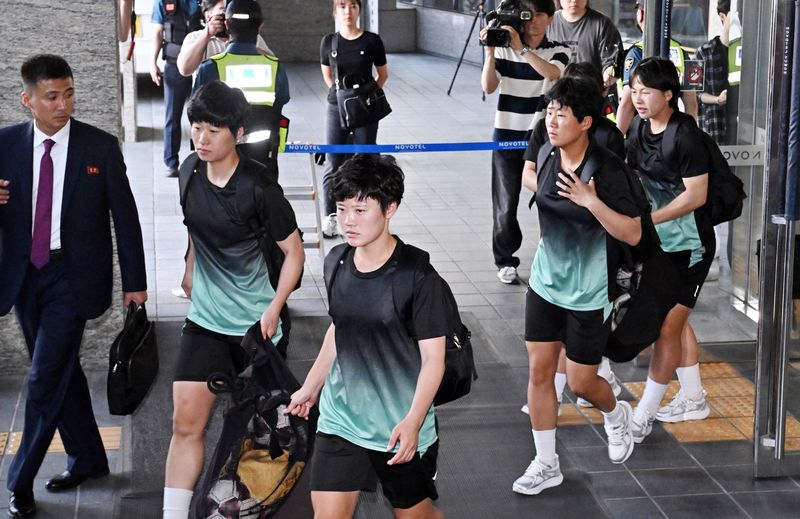 2025-26 아시아축구연맹(AFC) 여자챔피언스리그(AWCL) 4강전에 출전하는 북한 여자축구팀 ‘내고향여자축구단’이 지난 17일 오후 숙소로 지정된 경기 수원시 팔달구 노보텔 앰배서더 수원에서 나와 훈련장으로 향하고 있다. 뉴스1