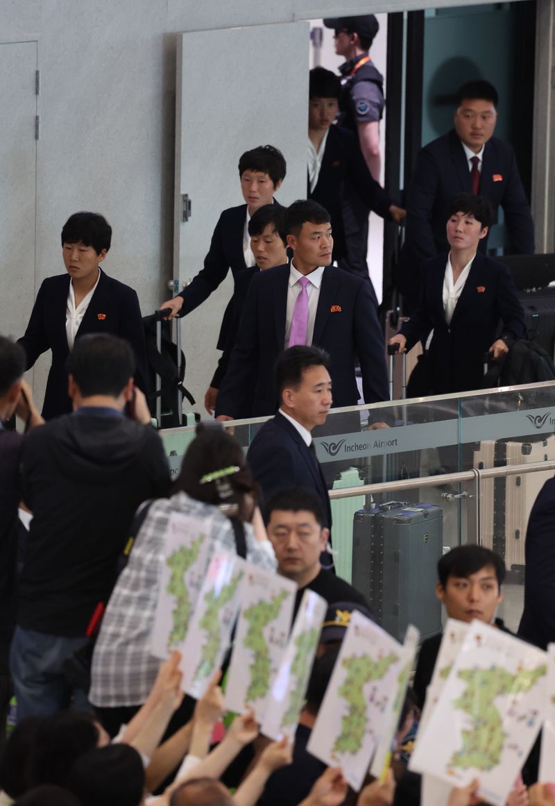 아시아축구연맹(AFC) 여자챔피언스리그 준결승전에 출전하는 북한 여자축구팀 ‘내고향여자축구단’이 17일 오후 인천국제공항 제1여객터미널로 입국하고 있다. (공동취재) 2026.5.17 ⓒ 뉴스1 임세영 기자