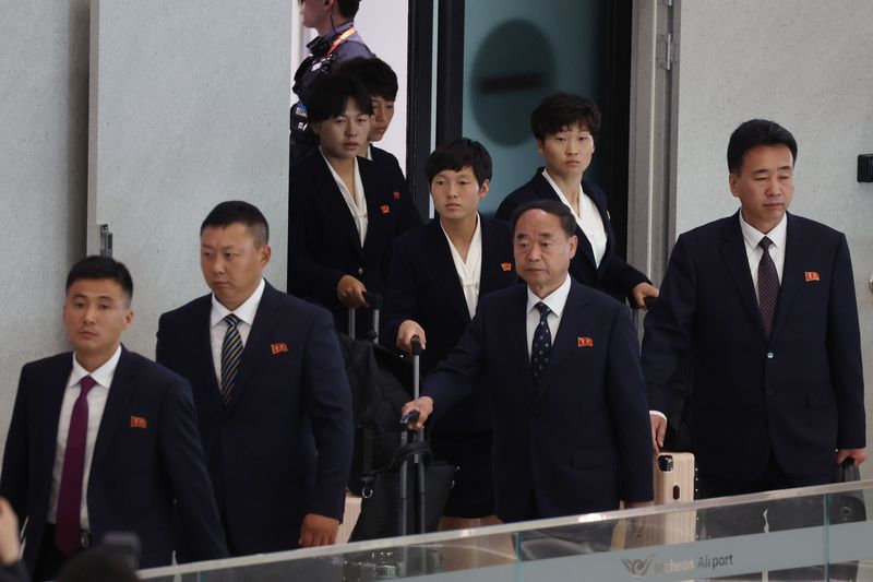 아시아축구연맹(AFC) 여자챔피언스리그 준결승전에 출전하는 북한 여자축구팀 ‘내고향여자축구단’이 17일 오후 인천국제공항 제1여객터미널로 입국하고 있다. (공동취재) 2026.5.17 ⓒ 뉴스1 임세영 기자