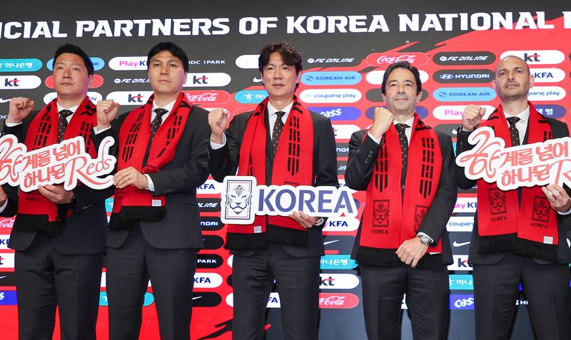 홍명보 감독을 비롯한 대한민국 축구국가대표팀 코칭스태프들이 지난 16일 서울 종로구 KT온마당에서 2026 FIFA 북중미 월드컵 최종 명단 발표 기자회견을 마친 뒤 기념 촬영을 하고 있다. 뉴스1