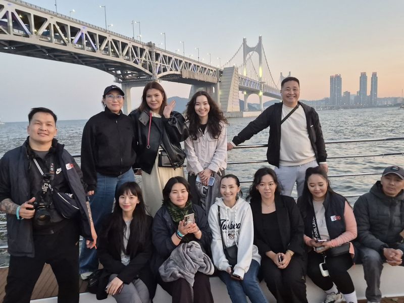 몽골 부산의료관광 공동 상품개발 팸투어에 참여한 한국관광공사 울란바타르지사, 제주에어 울란바토르지점을 비롯한 현지 발권대리점 관계자 등이 기념사진을 촬영하고 있다. 부산경제진흥원 제공